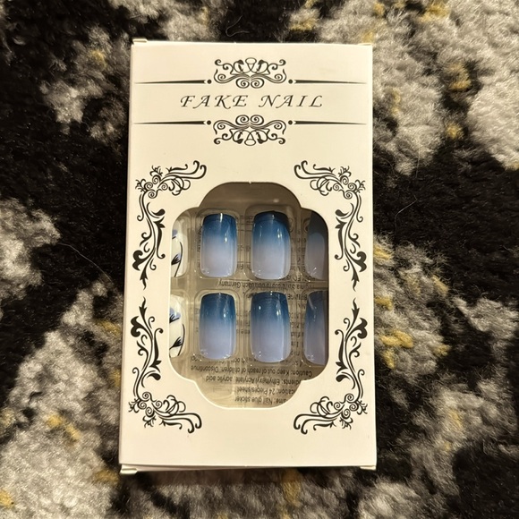 Blue/White Floral Press On Nail Set NEW 🏷️ - Picture 4 of 5